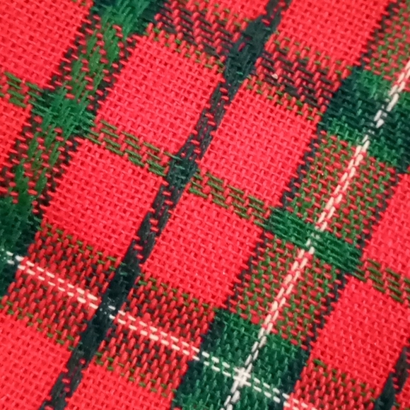 Handcrafted Oval Tablecloth Red Green Gold Trim Plaid Ruffled Edge 72"x76" - Picture 3 of 4